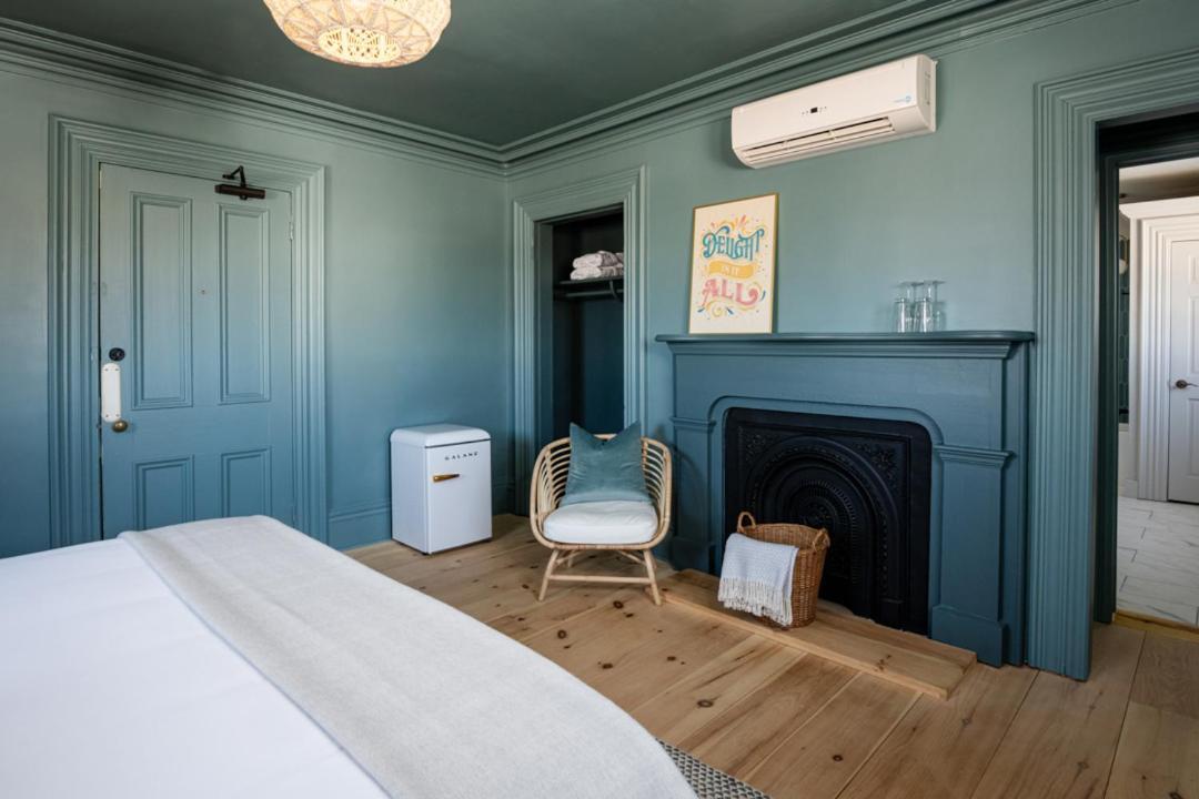 Отель The August House Уинсор Номер фото